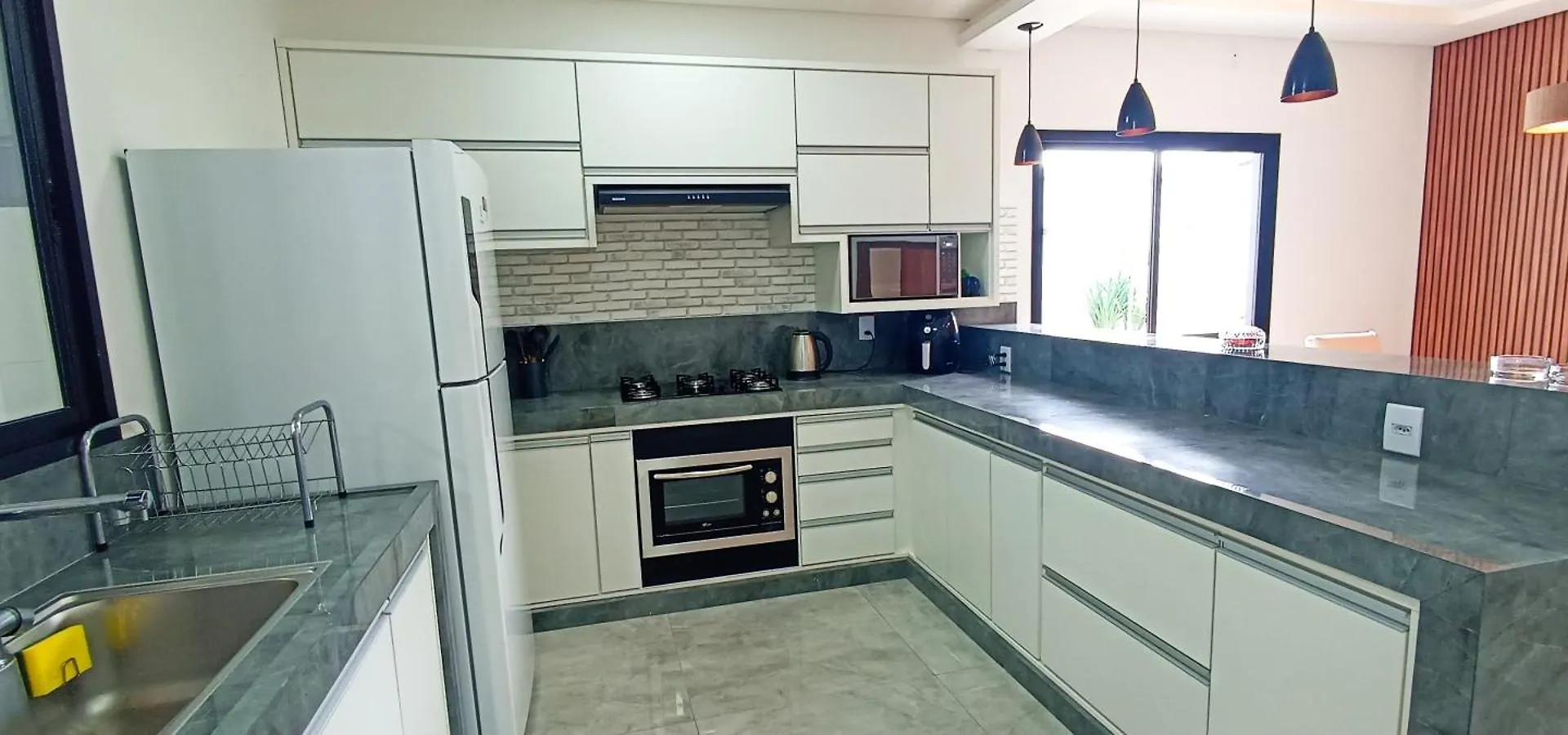 Sobrado Com 3 Suites, Piscina, Sala De Jogos, Playground, Garagem Para 4 Carros Florianópolis