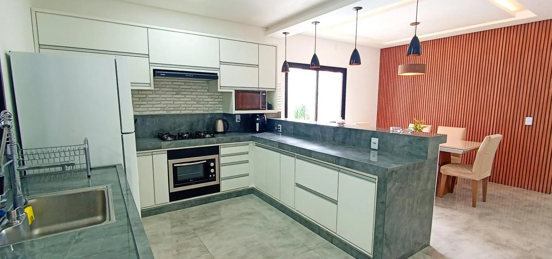 Sobrado Com 3 Suites, Piscina, Sala De Jogos, Playground, Garagem Para 4 Carros Florianópolis